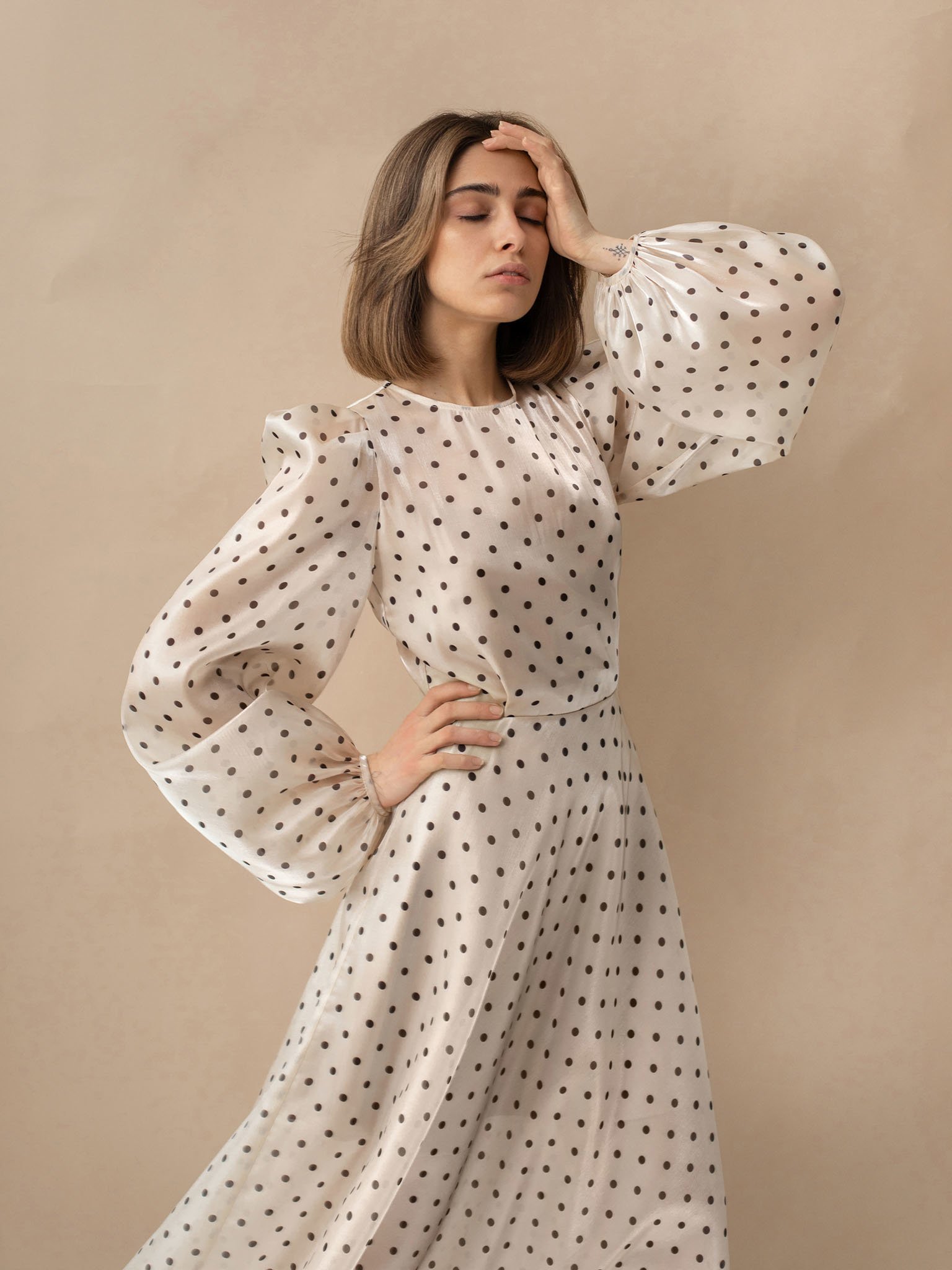 Платье миди в горошек с объемными рукавами :: LICHI - Online fashion store